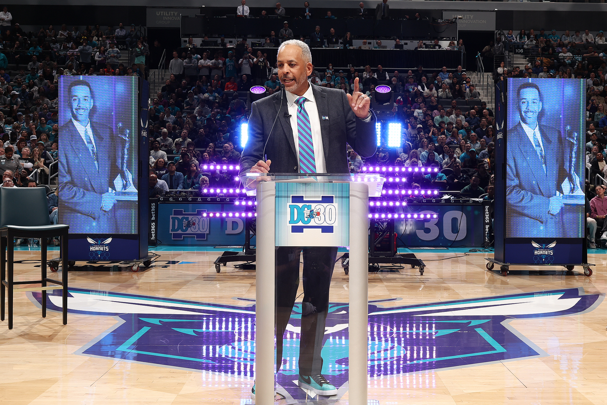 开云app下载-黄蜂队举办庆祝仪式 正式退役戴尔·库里的30号球衣