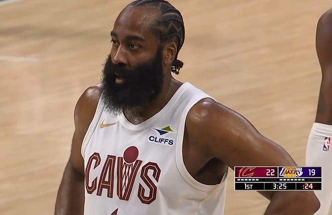 开云app下载-着了你的道！八村塁防守时手臂高举 哈登瞅准时机挂到造三分犯规